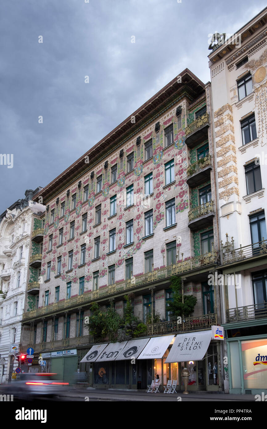 Facciata del Majolikahaus (Majolica) Casa No. 40 Linken Wienzeile (1899), Vienna, Austria. Architetto otto Wagner Foto Stock