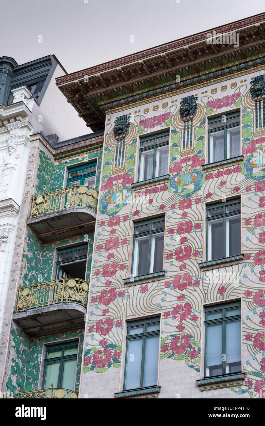 Facciata del Majolikahaus (Majolica) Casa No. 40 Linken Wienzeile (1899), Vienna, Austria. Architetto otto Wagner Foto Stock