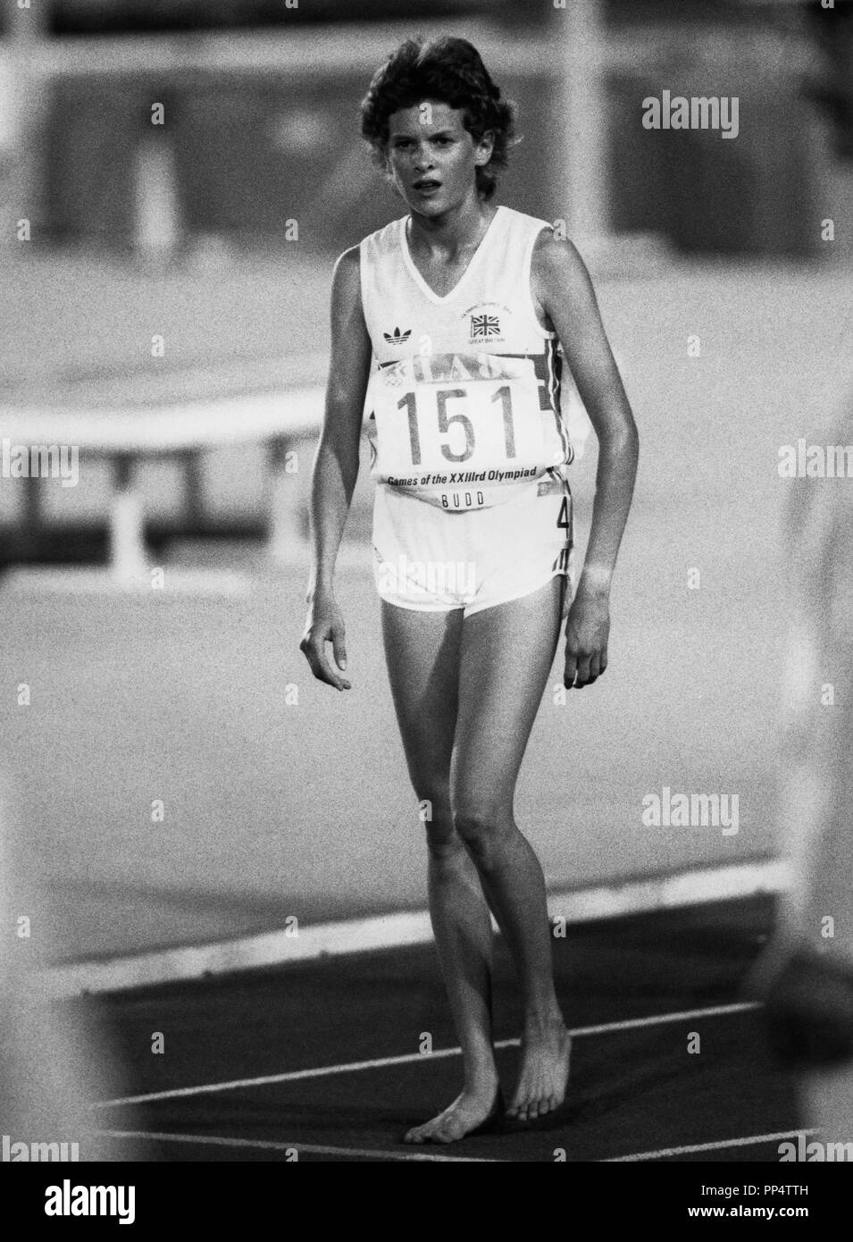 ZOLA BUDD via e il campo atleta nato in Sud Africa competere per la Gran Bretagna nelle Olimpiadi estate gioco Los Angeles 1984 nel 3000m correre a piedi nudi Foto Stock