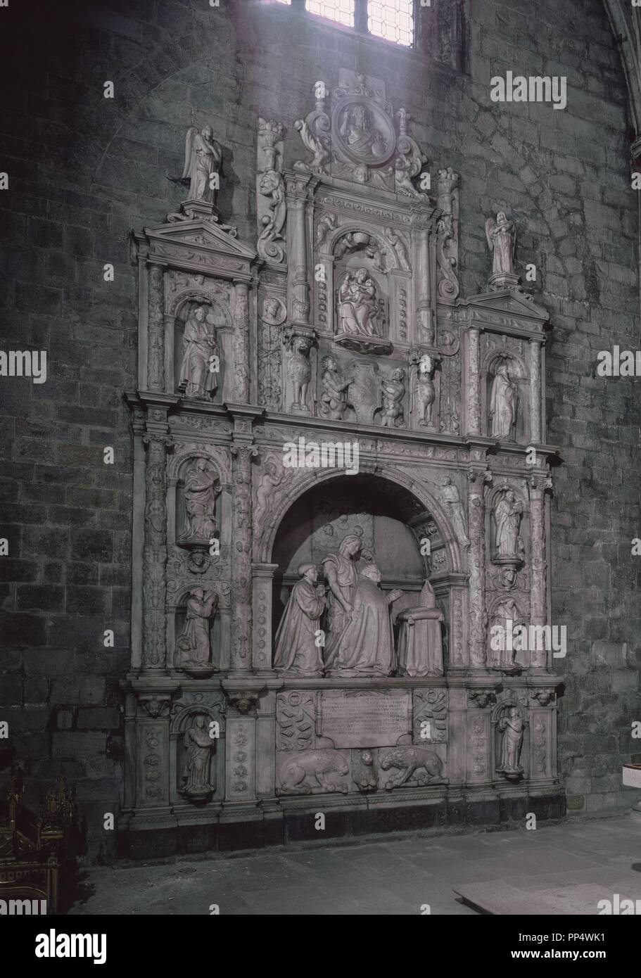 Sepultura DE RODRIGO MERCADO DE ZUAZOLA situado en la Capilla DE LA PIEDAD - 1528/1529 - MARMOL. Autore: Diego de Siloe. Posizione: ST. MICHAEL's Church. ONATE. Guipuzcoa. Spagna. Foto Stock
