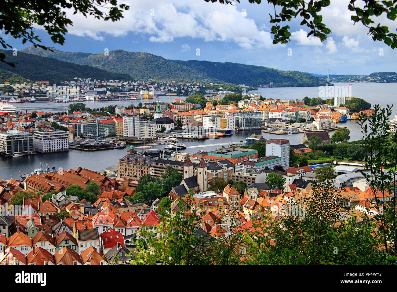 Vista di Bergen dal Monte Floyen. Skyline, nuvole, Fjord, montagne, cityscape, bay, yacht, barche, chiesa, case, sui tetti della città. Norvegia, Scandinavia, turismo, un punto di riferimento. Foto Stock