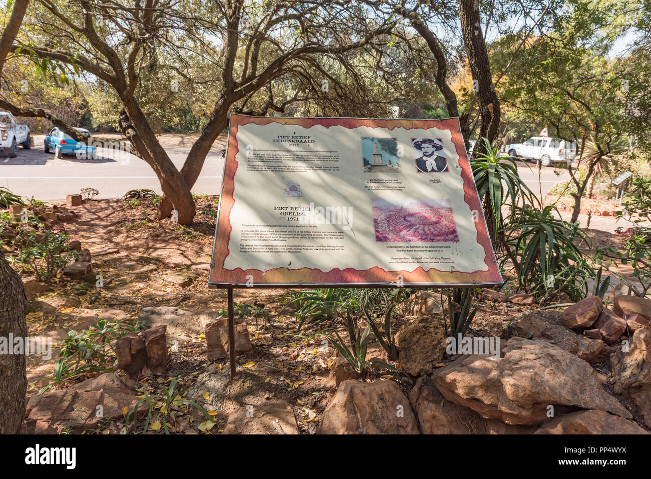 PRETORIA, SUD AFRICA, 31 luglio 2018: una scheda di informazione per la Piet Retief monumento, nel bosco al Monumento Voortrekker monumento sulla collina mi Foto Stock