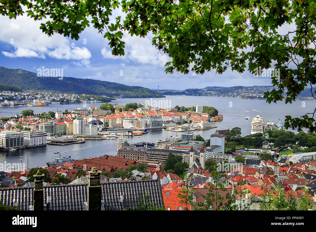 Vista di Bergen. Suny giorno skyline, nuvole, Fjord, montagne, cityscape, bay, yacht, barche, chiesa, case, sui tetti della città. Norvegia, Scandinavia, turismo, un punto di riferimento. Foto Stock