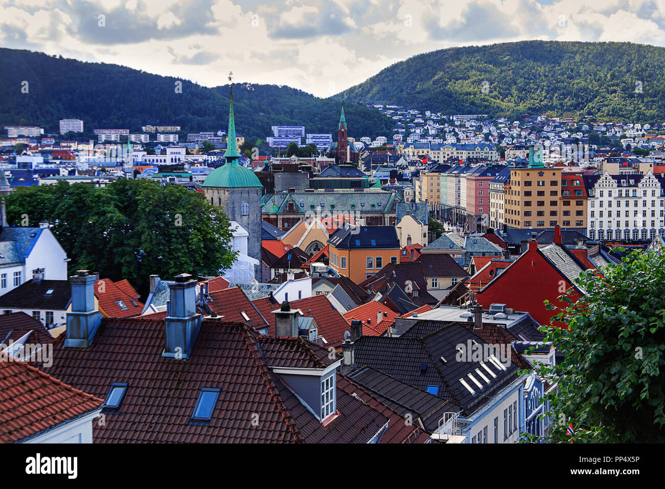 Vista pittoresca di Bergen dal Monte Floyen. Skyline, nuvole, montagne, cityscape, street, chiesa, case, sui tetti della città. Norvegia, Scandinavia, turismo, un punto di riferimento. Foto Stock