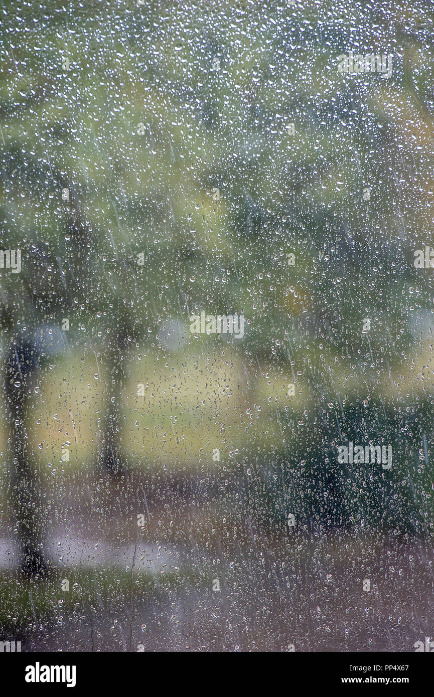 Gocce di acqua su un vetro di finestra - Banca tipico Meteo Vacanze in Gran Bretagna Foto Stock