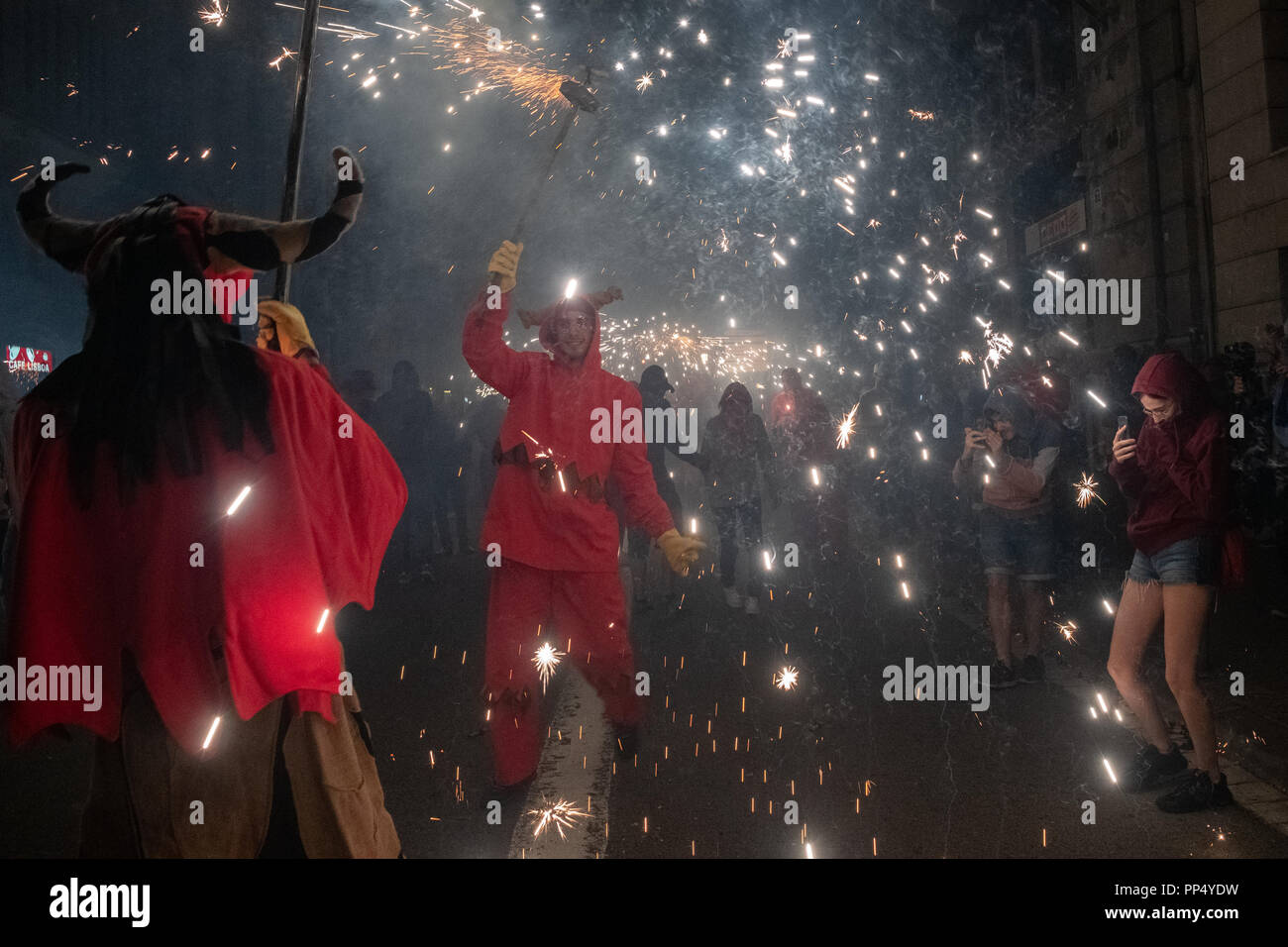 Barcellona, Spagna. 22 settembre 2018: 'Correfoc' (fire corridori) festival catalano con persone vestite come i diavoli con fuochi d'artificio sulle forche draghi o spruzzatura di scintille durante il Barcellona è la Mercè festival: Credito a vista/fotografica Alamy Live News Foto Stock