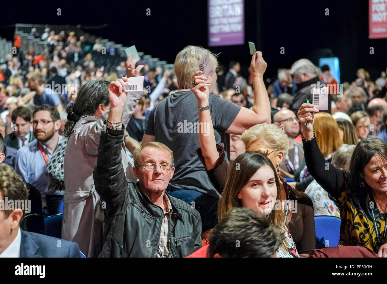 Liverpool, Regno Unito. 23 Sett 2018. I deputati voteranno in occasione del congresso del partito laburista la domenica 23 settembre 2018 tenutasi a ACC Liverpool, Liverpool. Nella foto: i deputati voteranno su un contenzioso regola cambiamento proposto dal CAC durante la prima sessione della conferenza. La votazione è stata eseguita dopo una scheda Votazione.. Foto di Julie Edwards. Credito: Julie Edwards/Alamy Live News Foto Stock