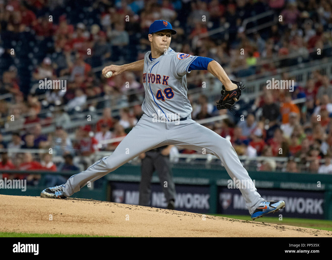 Washington, Stati Uniti d'America. Xxi Sep, 2018. New York Mets a partire lanciatore Giacobbe deGrom (48) funziona nel primo inning contro i cittadini di Washington a cittadini Parco di Washington, DC il venerdì 21 settembre, 2018. Credito: Ron Sachs/CNP (restrizione: NO New York o New Jersey o giornali quotidiani nel raggio di 75 miglia da New York City) | utilizzo del credito in tutto il mondo: dpa/Alamy Live News Foto Stock