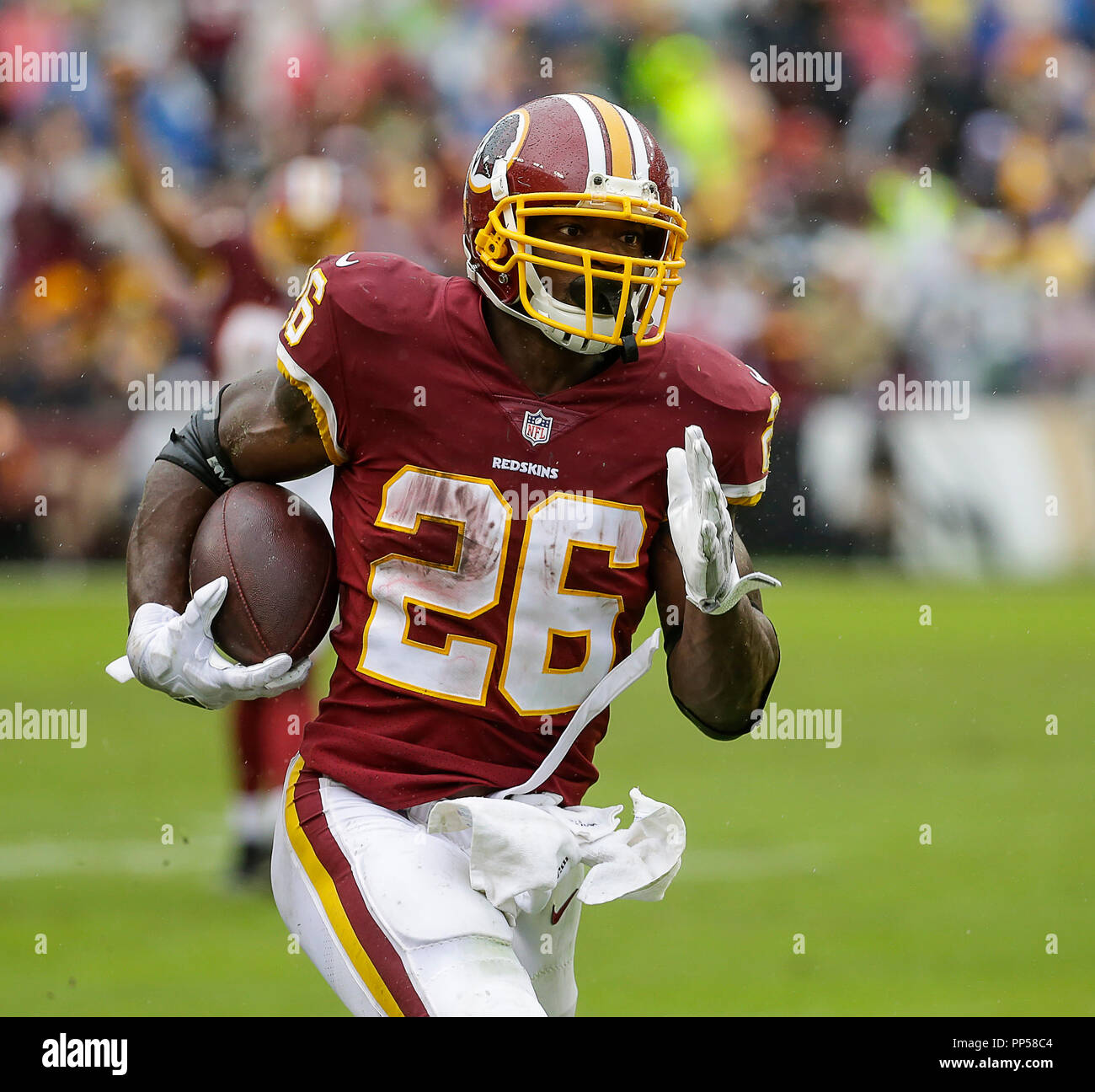Maryland, Stati Uniti d'America. Settembre 23, 2018: Washington Redskins RB #26 Adrian Peterson ottiene una lunga discesa margine durante un NFL partita di calcio tra Washington Redskins e il Green Bay Packers a FedEx in campo Landover, MD. Justin Cooper/CSM Credito: Cal Sport Media/Alamy Live News Foto Stock