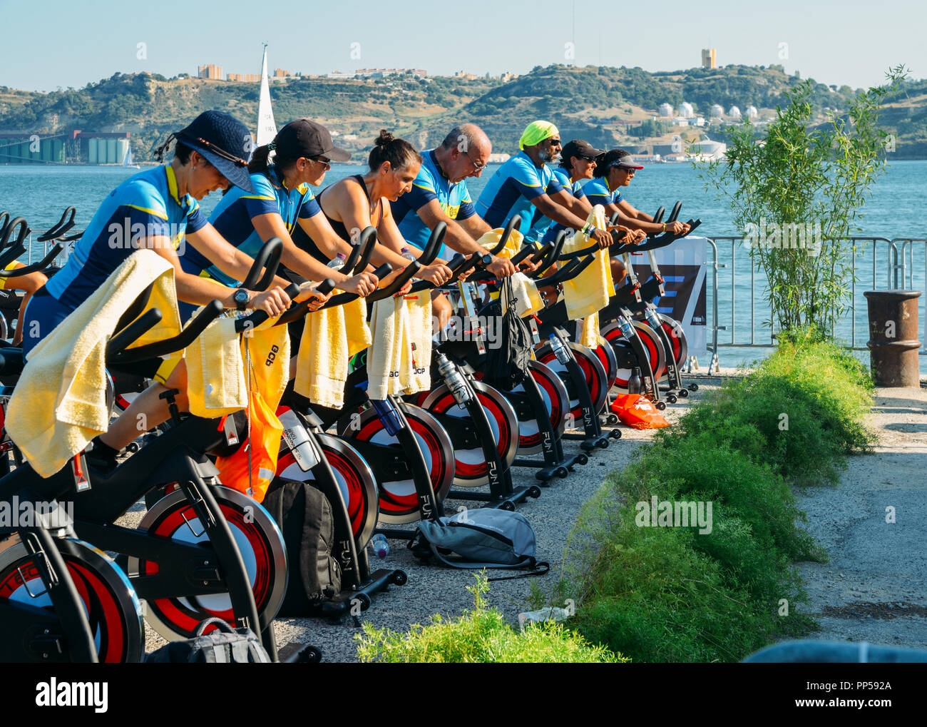 Lisbona, Portogallo. 23 Sett 2018. Accanto al monumento alle scoperte, la Maratona de Bike è un'organizzazione sponsorizzato da AGAP, CML e IPDJ, costituito da 600 indoor bike di filatura. 5 mila persone sono attese per prendere parte ad un evento durante la settimana che culmina nell'Unione Sporting settimana. Il portoghese slogan è "Começa por Começar" che significa avviare a partire credito: Alexandre Rotenberg/Alamy Live News Foto Stock