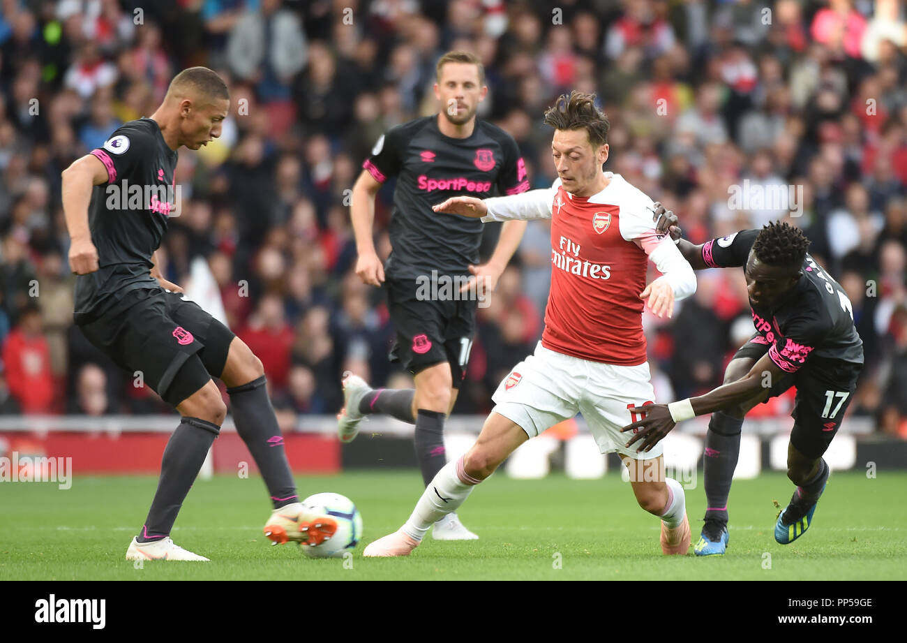 Idrissa Gueye di Everton e Mesut Ozil dell'Arsenal in azione durante il match di Premier League tra Arsenal e Everton all'Emirates Stadium il 23 settembre 2018 a Londra, Inghilterra. (Foto di Zed Jameson/phcimages.com) Foto Stock