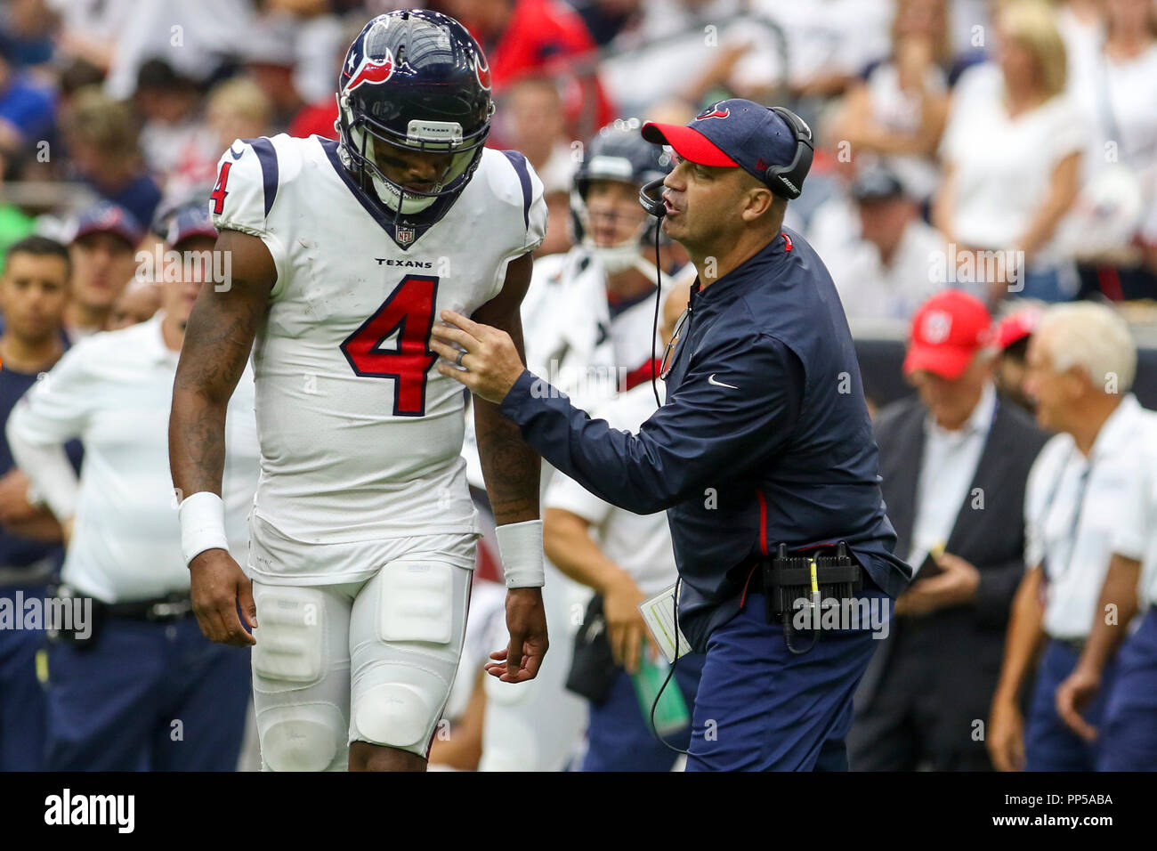 Houston, TX, Stati Uniti d'America. 23 Sep, 2018. Houston Texans head coach Bill O'Brien dà istruzione al quarterback Deshaun Watson (4) nel quarto trimestre durante un'NFL partita di calcio tra i Texans di Houston e New York Giants a NRG Stadium di Houston, TX. John Glaser/CSM/Alamy Live News Foto Stock