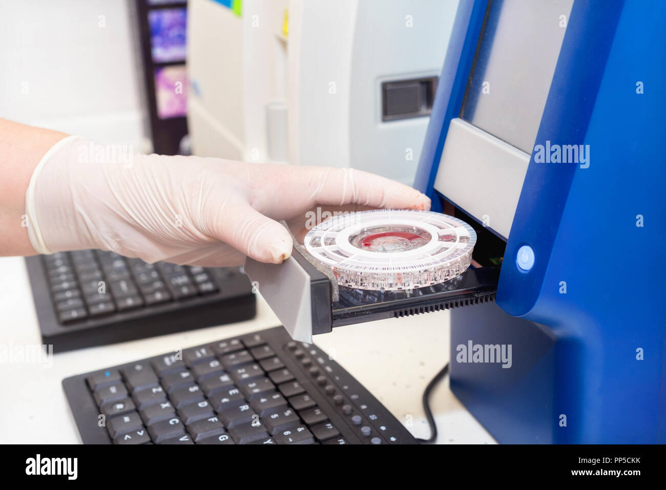 Analizzatore di biochimica in laboratorio Foto Stock