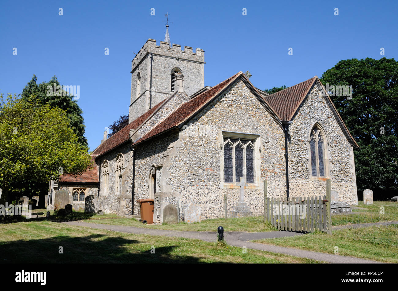 St Giles Church, Codicote, Hertfordshire, risalente al XIII secolo, è stato completamente restaurato nel 1853. Foto Stock