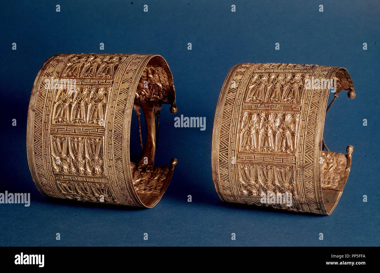 *BRAZALETES DE ORO ETRUSCOS TUMBA R GALASSI SG VII AC. Posizione: MUSEOS VATICANOS-Museo Gregoriano Etrusco. VATICANO. Foto Stock