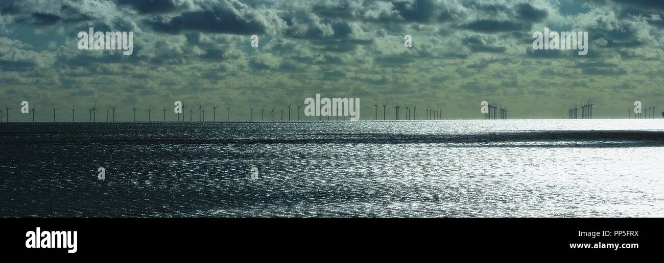 Turbine per centrali eoliche in mare Sussex England Regno Unito Foto Stock