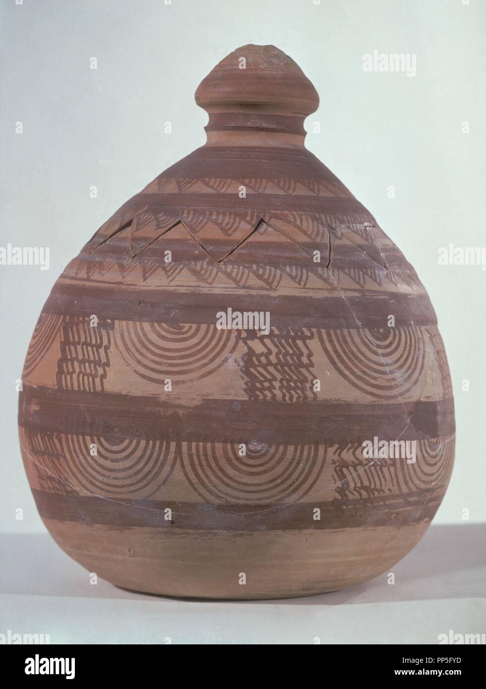 URNA FUNERARIA DE CALIZA POLICROMATO PROCEDENTE DE LA NECROPOLI DE GALERA (Granada) - S IV Y III AC. Posizione: MUSEO ARQUEOLOGICO NACIONAL-COLECCION. MADRID. Spagna. Foto Stock