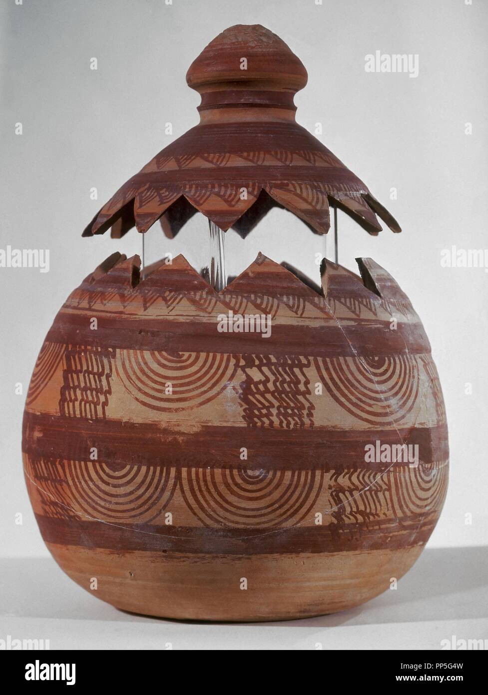 URNA FUNERARIA DE CALIZA POLICROMATO PROCEDENTE DE LA NECROPOLI DE GALERA (Granada) - S IV Y III AC. Posizione: MUSEO ARQUEOLOGICO NACIONAL-COLECCION. MADRID. Spagna. Foto Stock