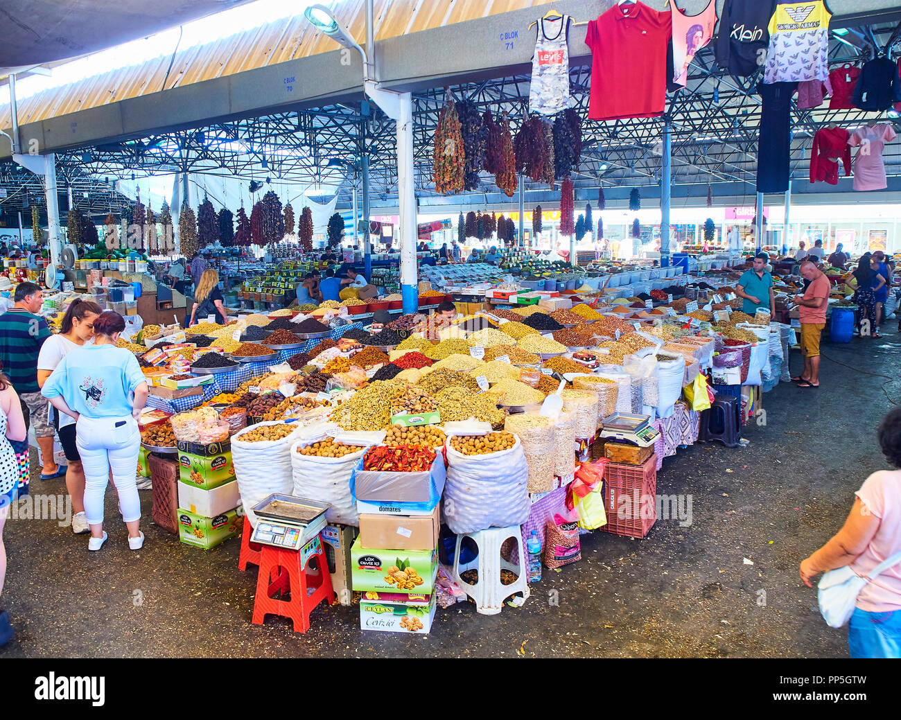 Bodrum, Turchia - Luglio 6, 2018. I cittadini lo shopping nel mercato di Bodrum, Kapalı Pazar Yeri, presso il centro cittadino. Provincia di Mugla, Turchia.Kapalı Pazar Yeri Foto Stock