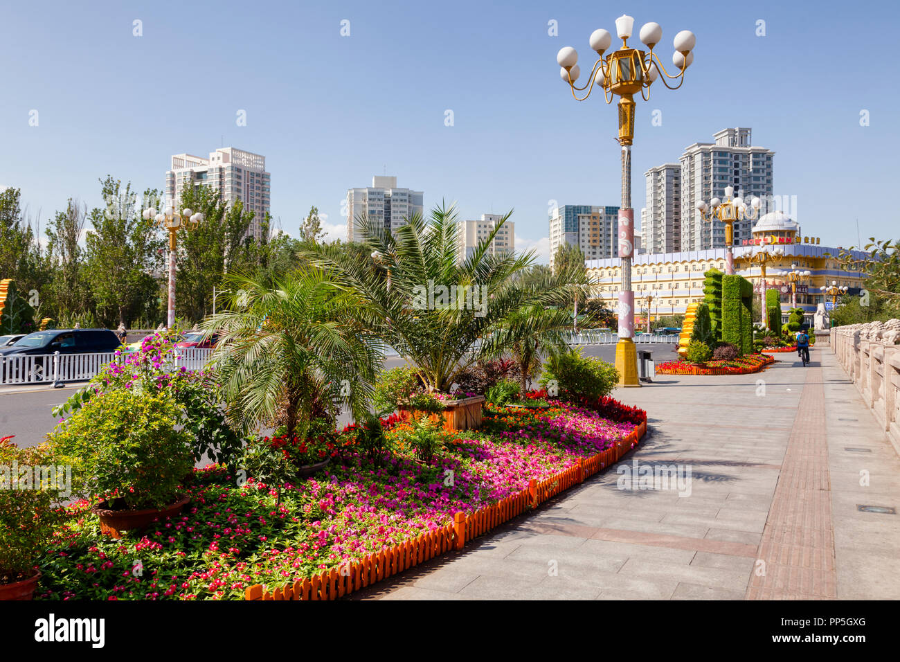 Xi Ponte Daqiao decorata con piante e fiori sculture verdi, Urumqi, Xinjiang, Cina Foto Stock