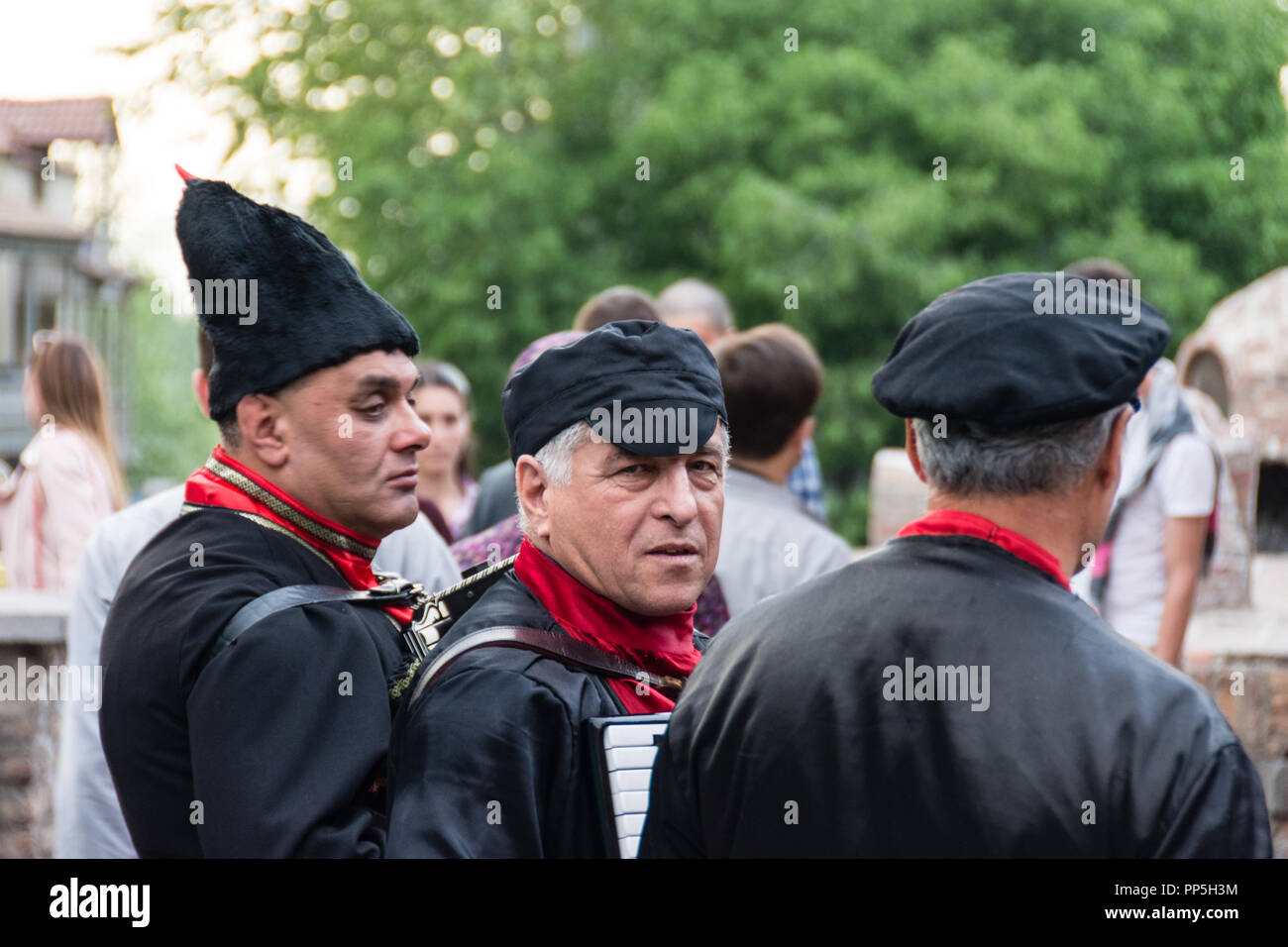 In stile Georgiano tradizionale i musicisti folk giocando al di fuori di un ristorante nel centro di Tbilisi, Georgia Foto Stock