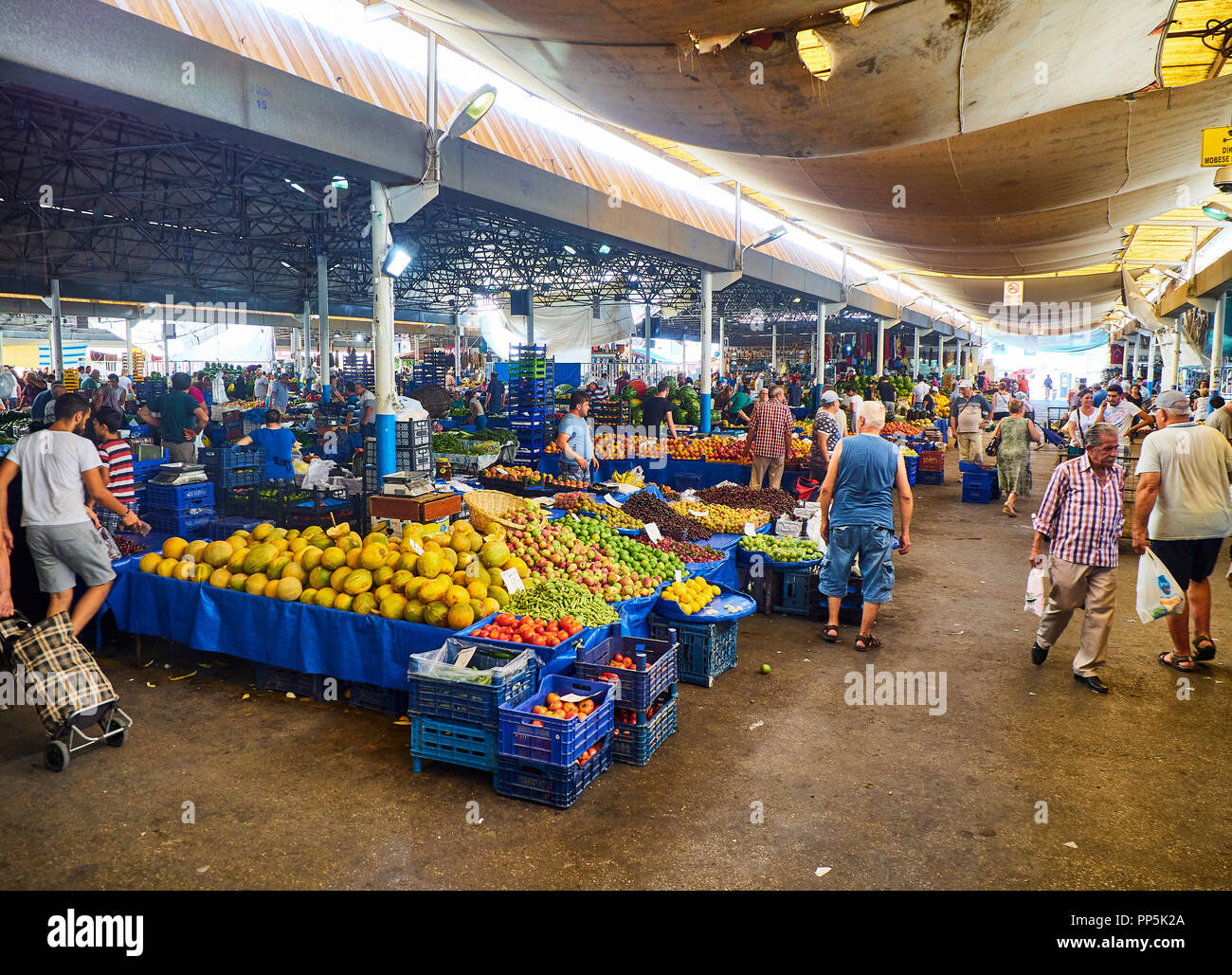 Bodrum, Turchia - Luglio 6, 2018. I cittadini lo shopping nel mercato di Bodrum, Kapalı Pazar Yeri, presso il centro cittadino. Provincia di Mugla, Turchia. Foto Stock