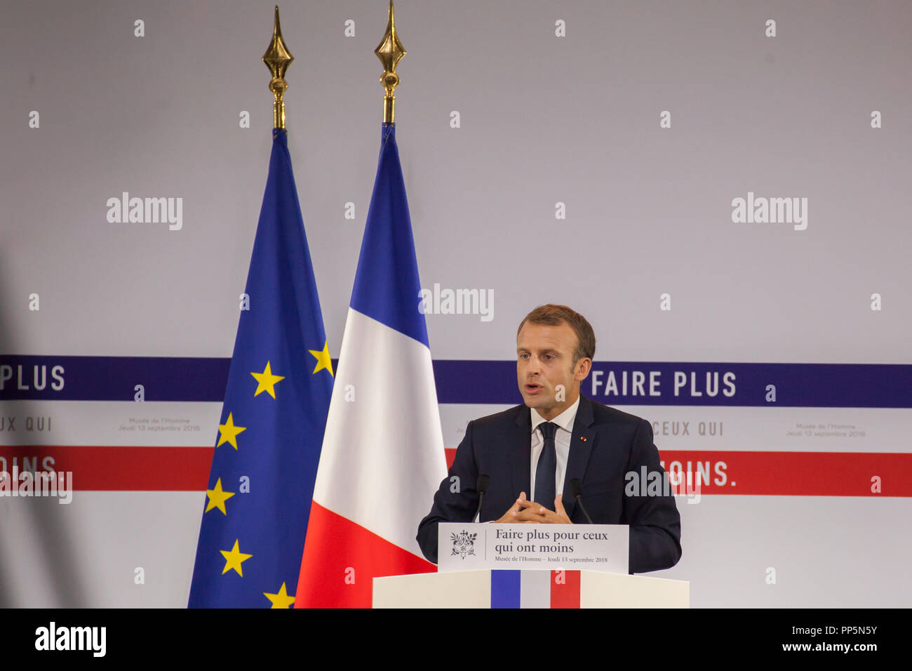 Discorso Emmanuel Macron presso il Musée de l'Homme Parigi sul piano della povertà Foto Stock