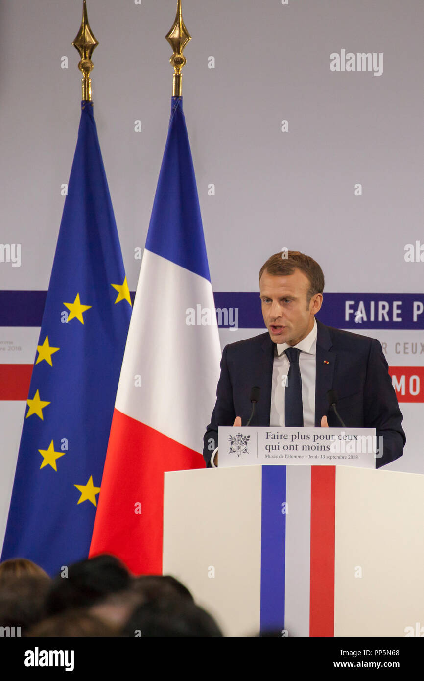 Discorso Emmanuel Macron presso il Musée de l'Homme Parigi sul piano della povertà Foto Stock