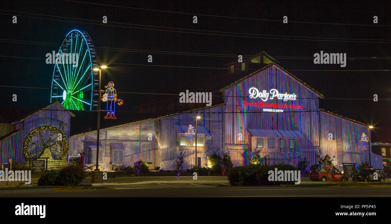 Dolly Partons celebrazione Cena e Spettacolo teatro illuminata di notte a Pigeon Forge, Tennessee, Stati Uniti d'America Foto Stock