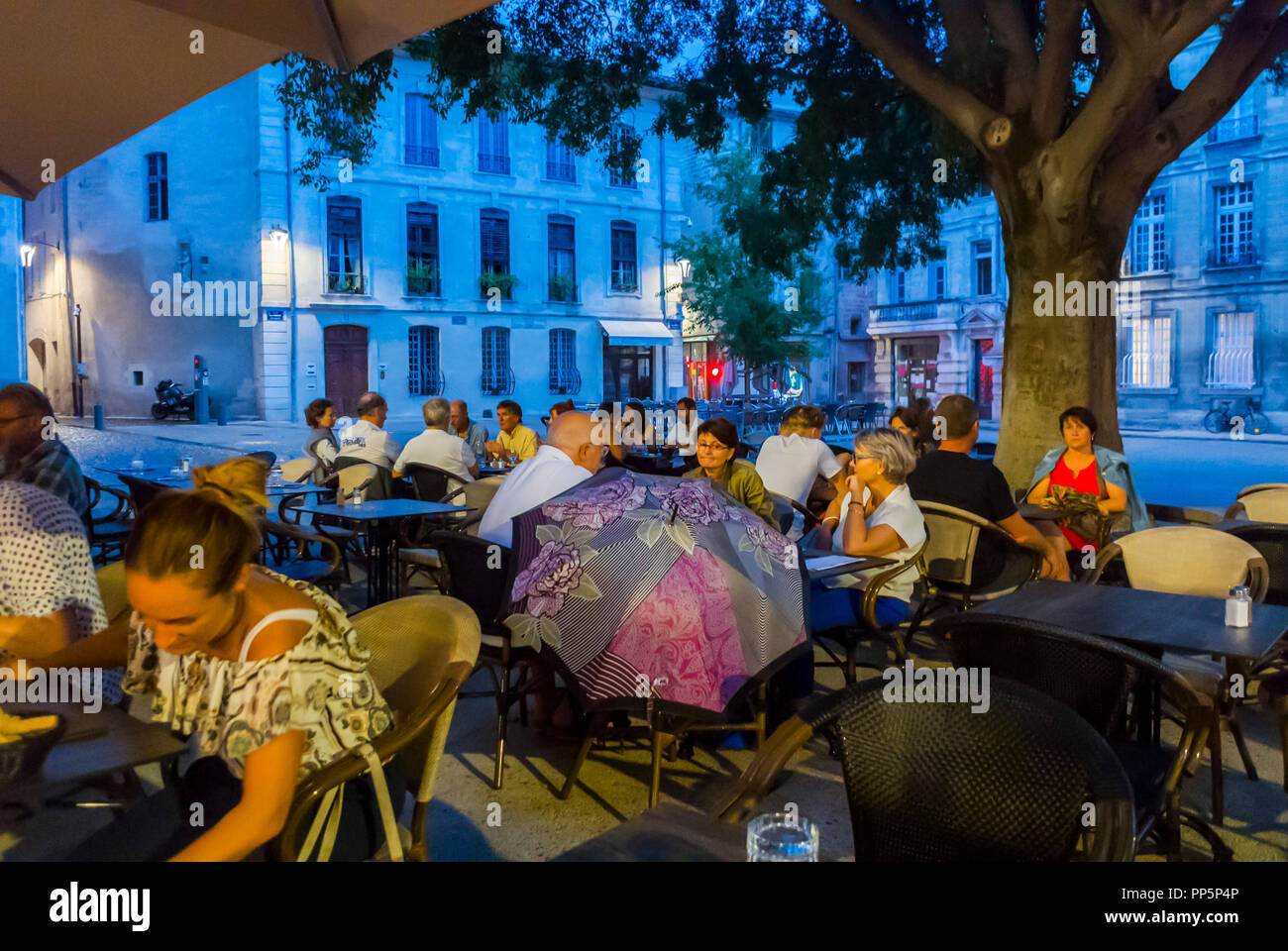 Avignone, FRANCIA, gente numerosa, seduti ai tavoli, fuori, condivisione di drink sulla terrazza, nei ristoranti French Cafe, autentico stile di vita francese, serata nel centro storico della città Foto Stock