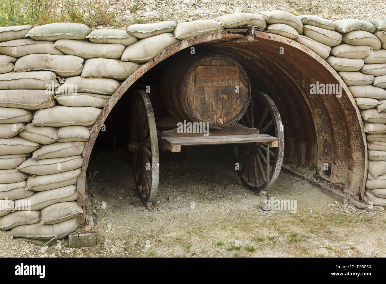 Acqua potabile cilindro utilizzato durante la Prima Guerra Mondiale sul display nella principale de Massiges in Marne regione nel nord-est della Francia. Il principale de Massiges è stato uno dei principali luoghi della Prima guerra mondiale dal 1914 al 1918. La canna e il rifugio sono stati ripristinati durante i lavori di restauro della zona realizzata mediante i principali de Massiges associazione fin dal 2009. Foto Stock