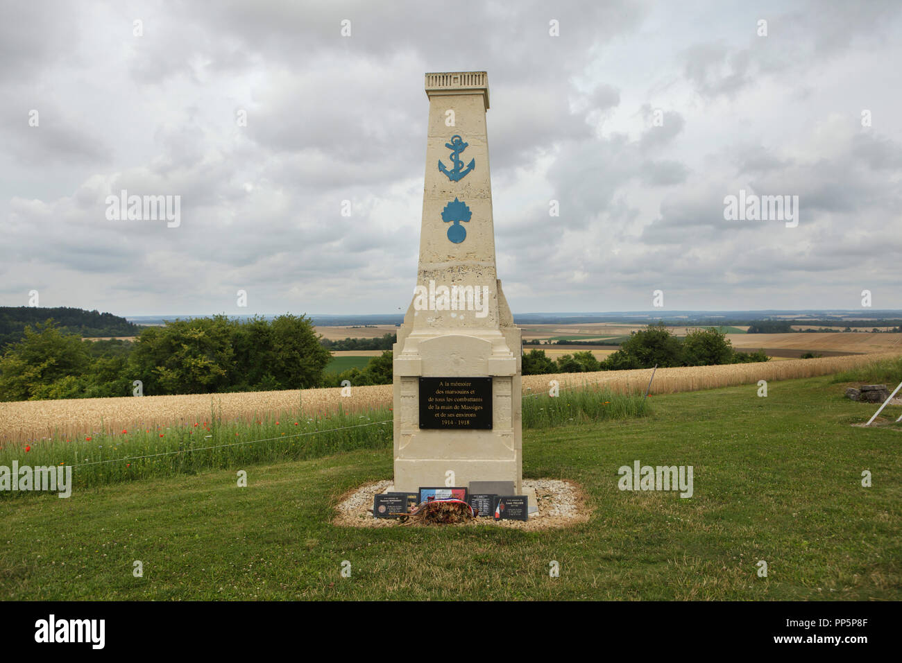 Memoriale per il francese e il tedesco soldati caduti durante la Prima Guerra Mondiale nelle principali de Massiges in Marne regione nel nord-est della Francia. Il principale de Massiges è stato uno dei principali luoghi della Prima guerra mondiale dal 1914 al 1918. Foto Stock