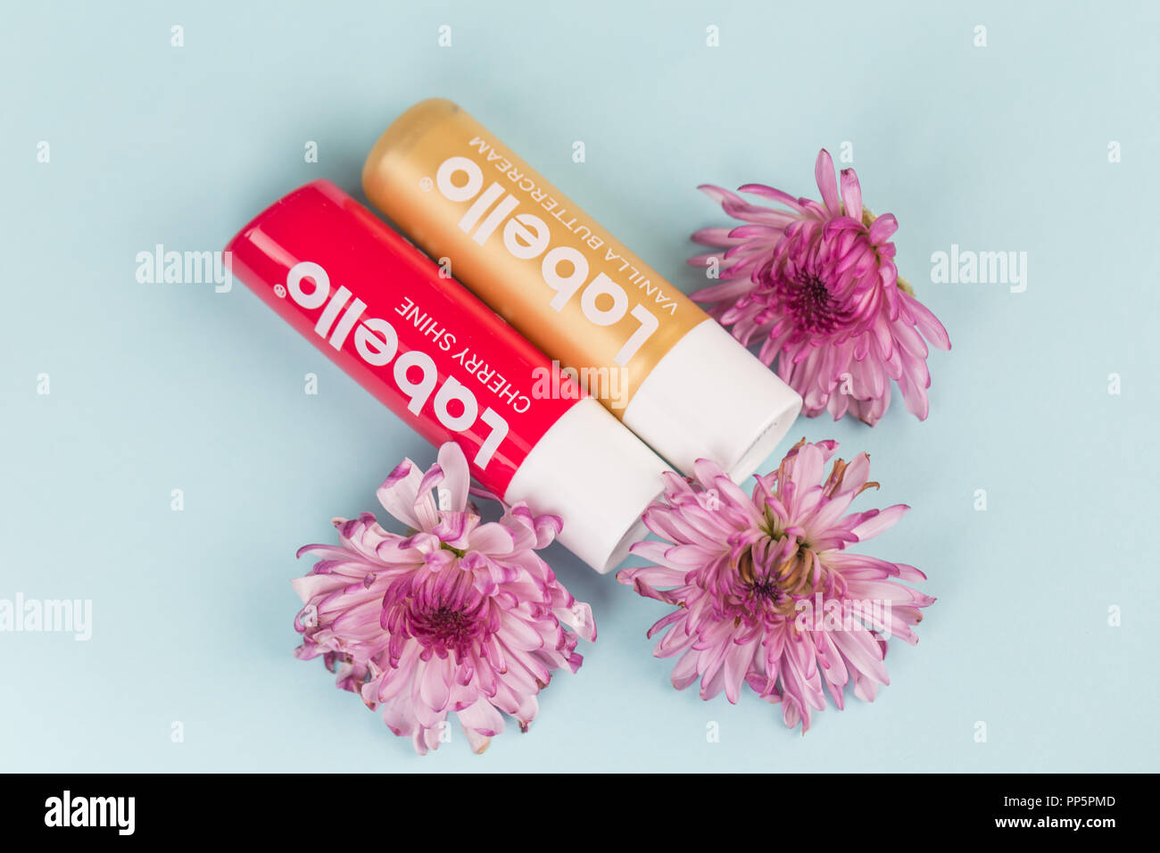 Labello Lip Balm Collocato In Un Tenue Colore Di Sfondo Con Fiori Foto Stock Alamy