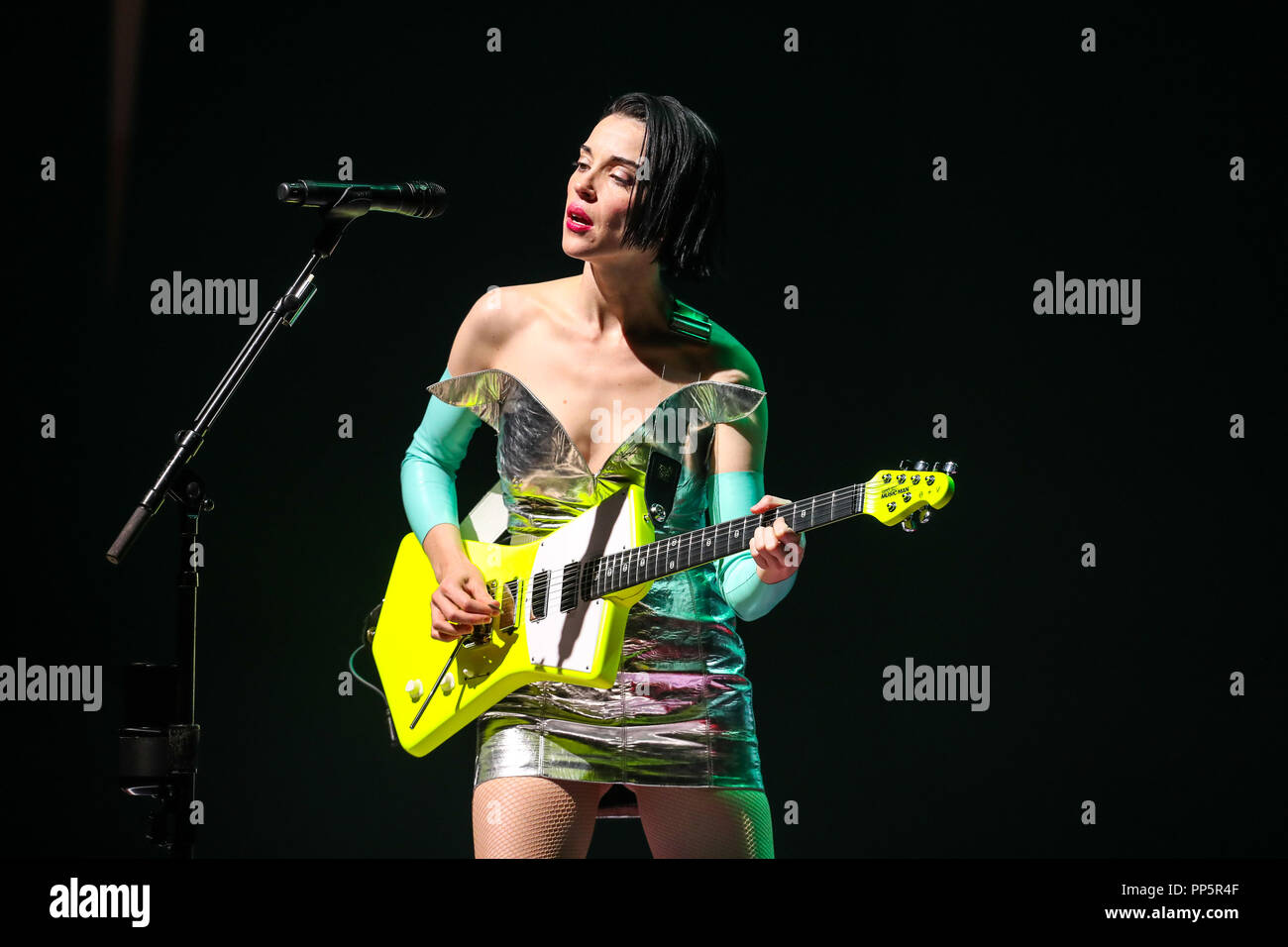 St Vincent Live in Concert. Anne Erin Clark (nato il 28 settembre, 1982), noto professionalmente come San Vincenzo è un musicista americano, cantautore, e multi-strumentista. Dopo aver studiato al Berklee College of Music per tre anni, ha iniziato la sua carriera musicale come membro della Sprea polifoniche. Foto Stock