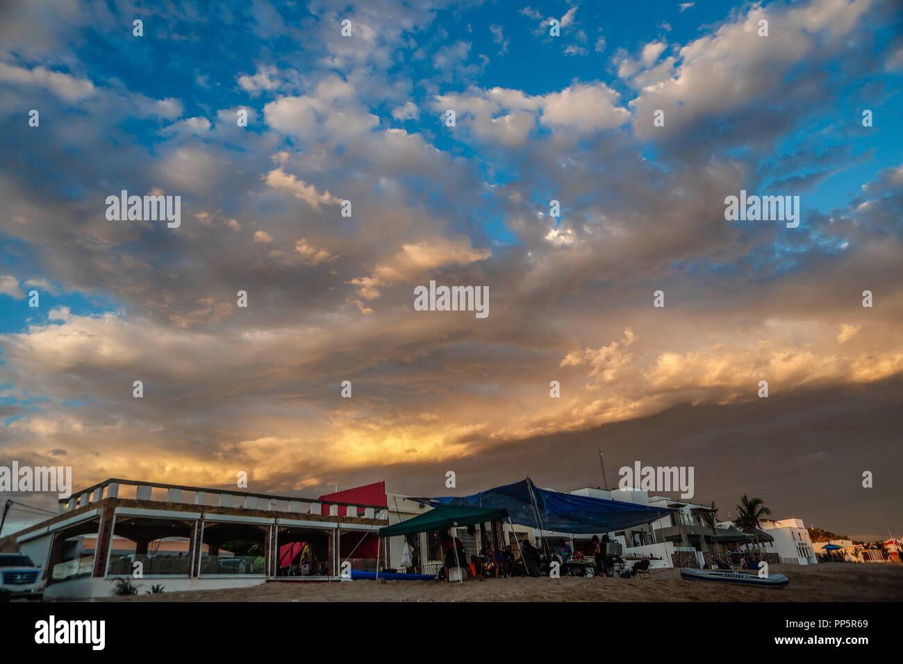 Giorno nuvoloso al tramonto sulla baia di Kino, Sonora, Messico. (Foto: Luis Gutierrez / NortePhoto) giorno nuvoloso al tramonto sulla baia di Kino, Sonora, Messico. (Pho Foto Stock
