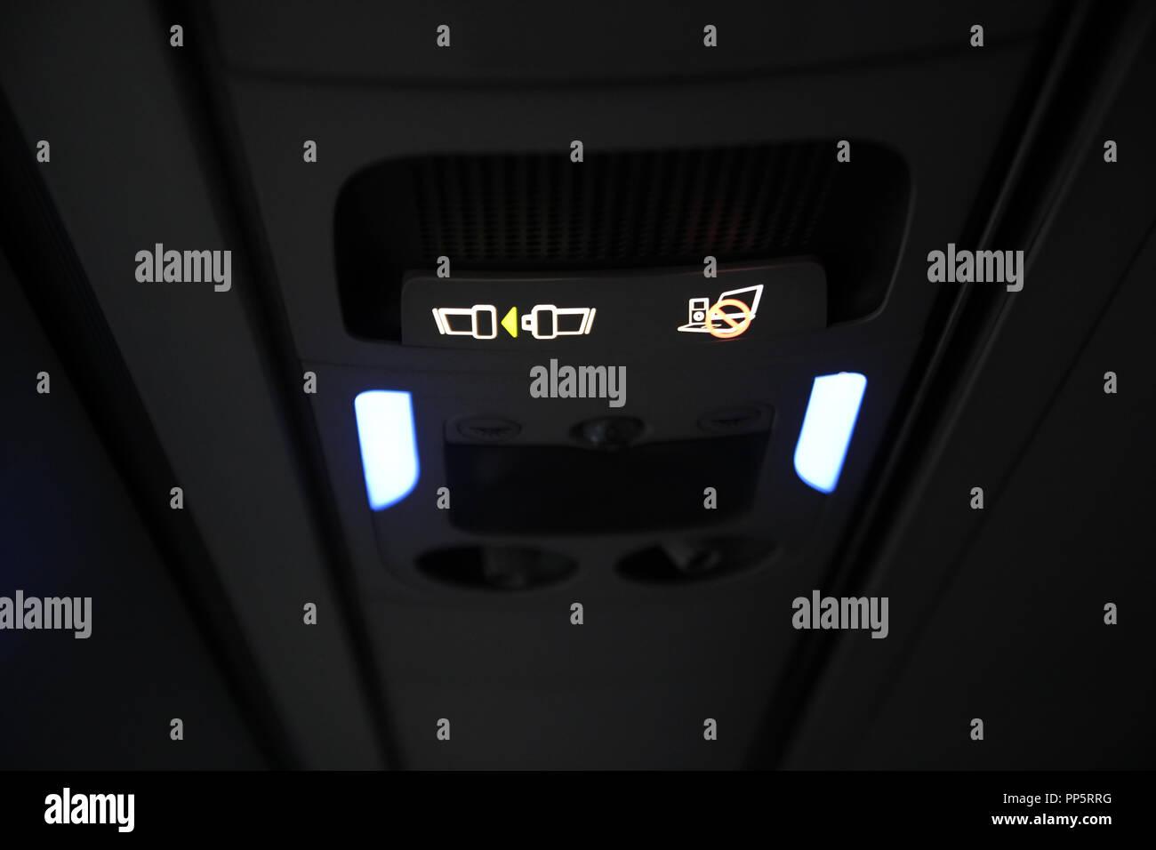 Primo piano di non utilizzare i dispositivi di comunicazione e cintura di sicurezza segno su aereo Foto Stock