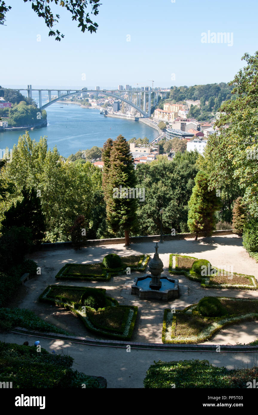 Arrabida bridge visto dal Cristallo Palace Gardens, a Porto, Portogallo Foto Stock