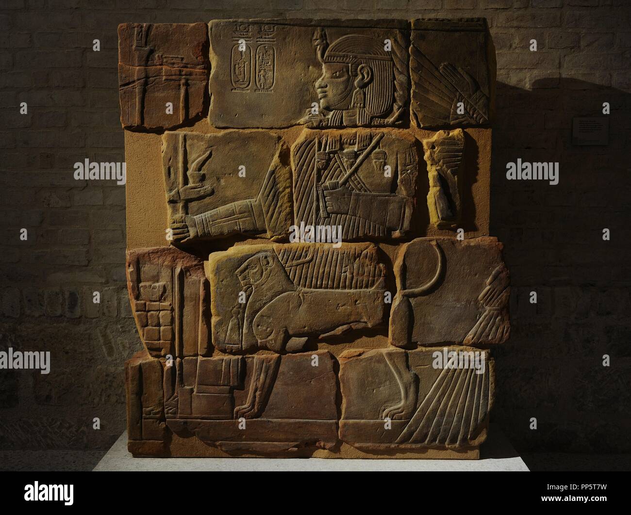 Sollievo dalla cappella del re Amanitenmemide protetti dalla dea Iside. In arenaria. I secolo A.C. Pyramid N17. Da Meroe. Neues Museum. Berlino. Germania. Foto Stock