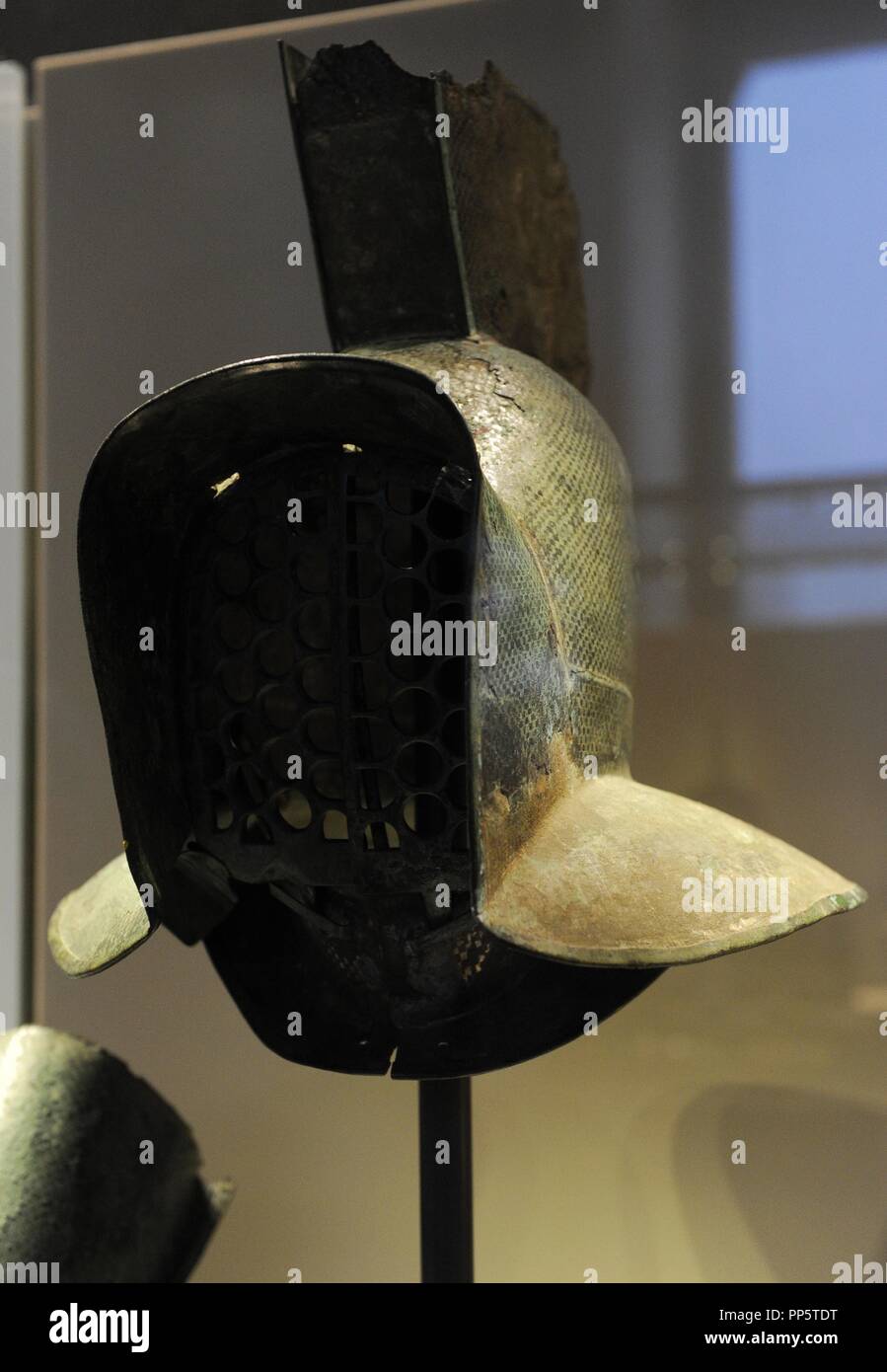 Casco di un murmillo, un tipo di gladiatore. Bronzo e stagno. Ii secolo D.C. Neues Museum (Museo Nuovo). Berlino. Germania. Foto Stock