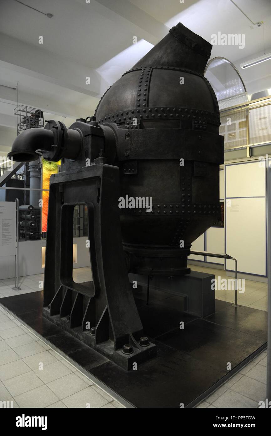 Processo di Bessemer. Primo poco costoso processo industriale per la produzione di massa di acciaio da ghisa liquida al camino forno. Deutsches Museum. Monaco di Baviera. Germania. Foto Stock