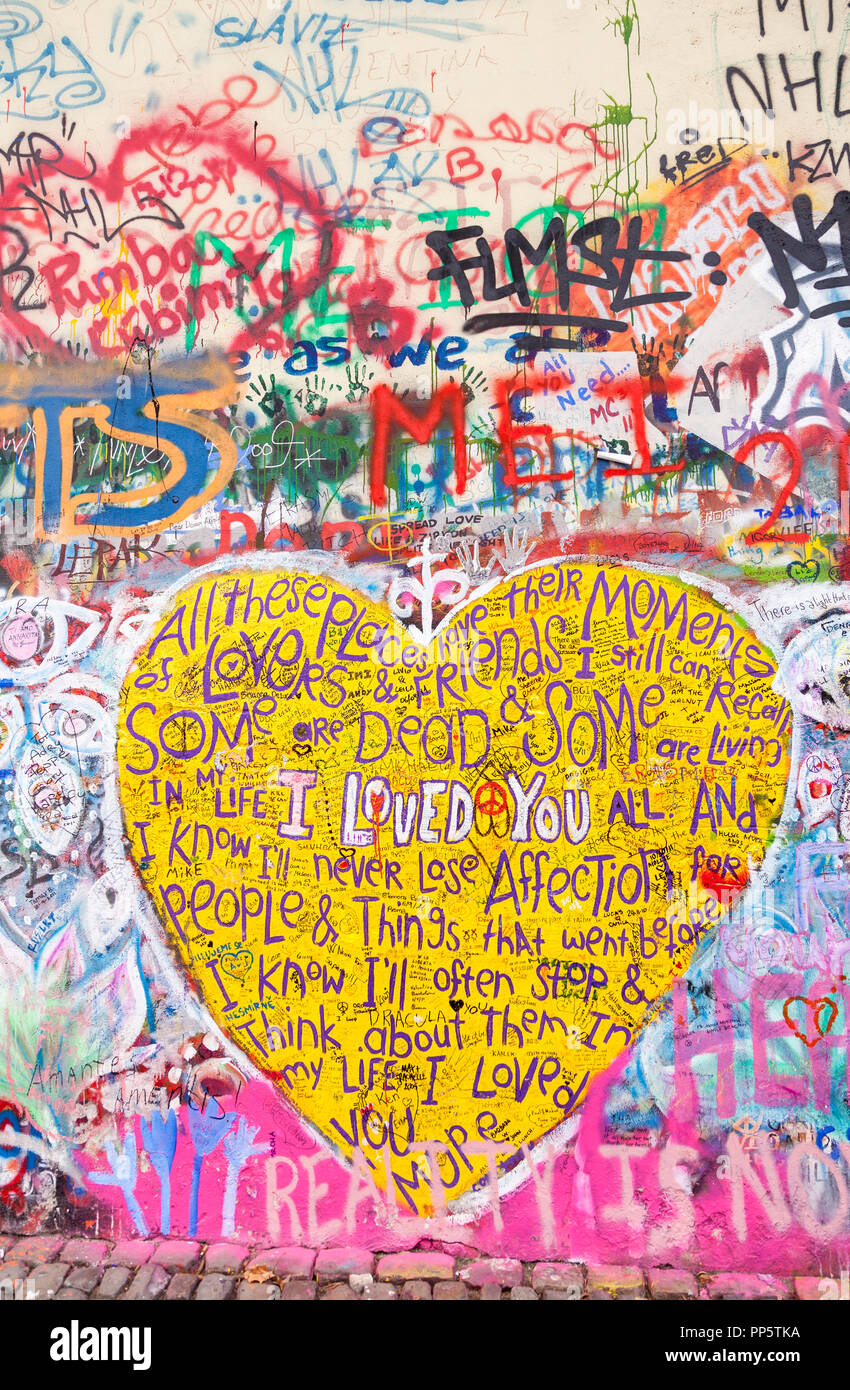 L'iconico John Lennon Wall Memorial nel Quartiere Piccolo, Praga, Repubblica ceca coperti con omaggio colorati graffiti, dipinti e disegni Foto Stock