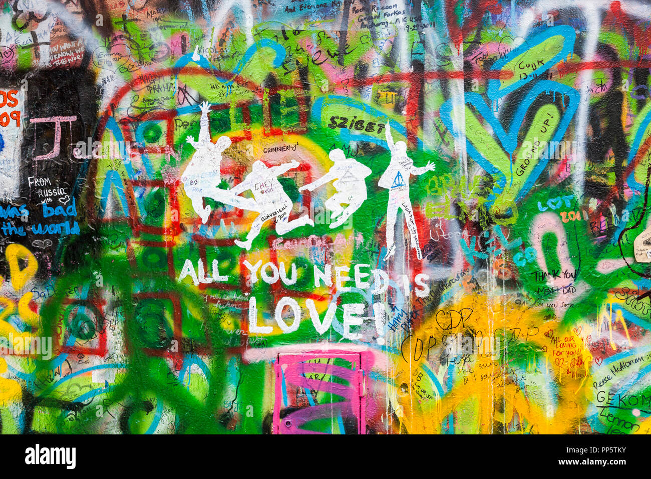 L'iconico John Lennon Wall Memorial nel Quartiere Piccolo, Praga, Repubblica ceca coperti con omaggio colorati graffiti, dipinti e disegni Foto Stock