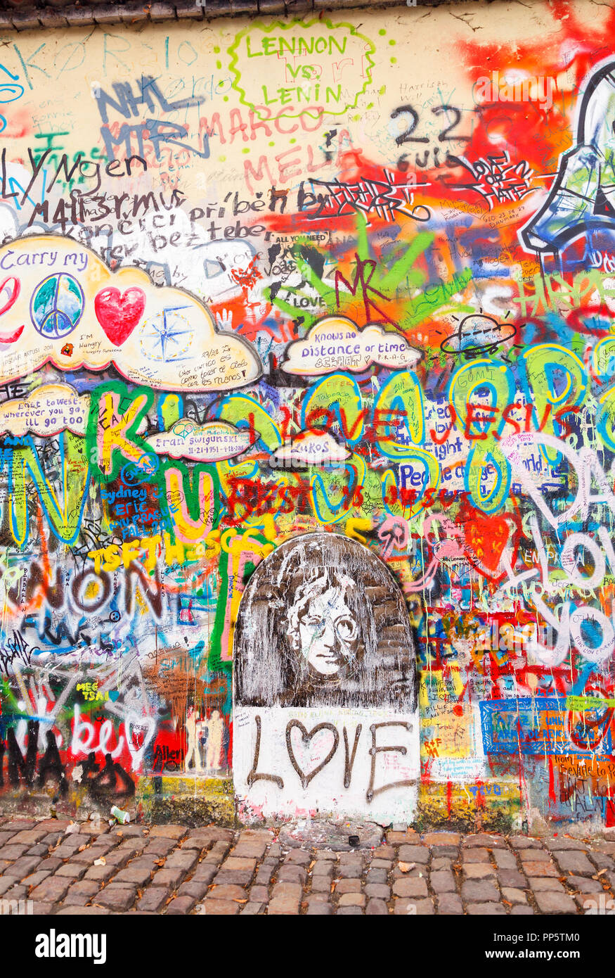 L'iconico John Lennon Wall Memorial nel Quartiere Piccolo, Praga, Repubblica ceca coperti con omaggio colorati graffiti, dipinti e disegni Foto Stock