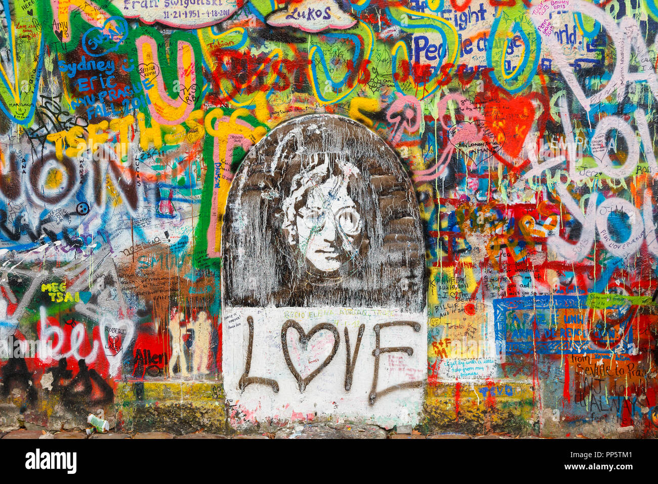 L'iconico John Lennon Wall Memorial nel Quartiere Piccolo, Praga, Repubblica ceca coperti con omaggio colorati graffiti, dipinti e disegni Foto Stock