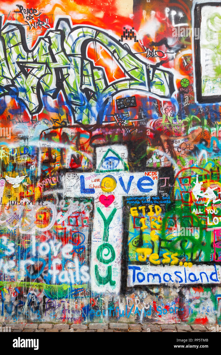 Il colorato dipinto a mano Muro di John Lennon memorial nel Quartiere Piccolo, Praga, Repubblica Ceca, ora un iconico attrazione turistica Foto Stock