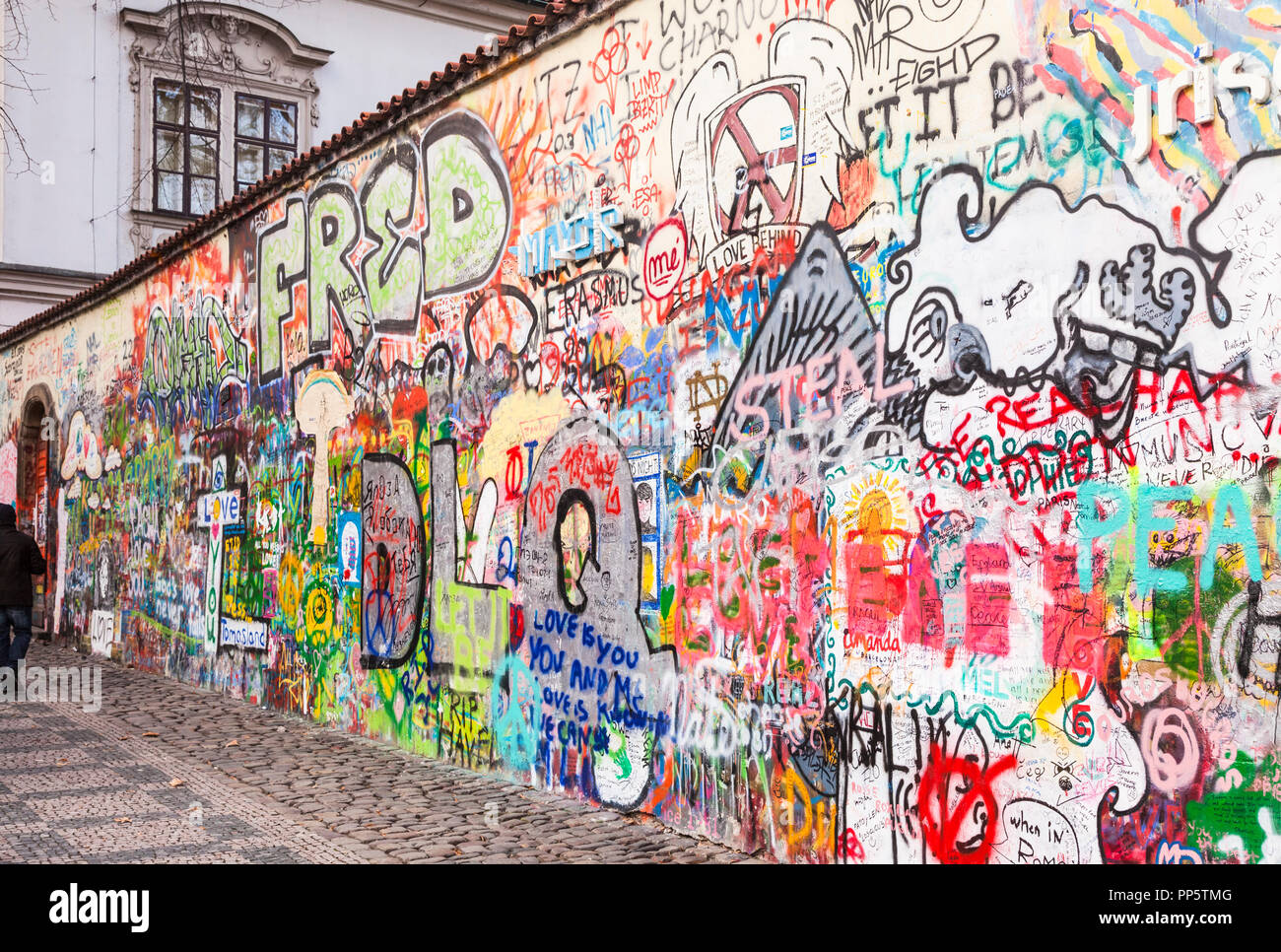 L'iconico John Lennon Wall Memorial nel Quartiere Piccolo, Praga, Repubblica ceca coperti con omaggio colorati graffiti, dipinti e disegni Foto Stock