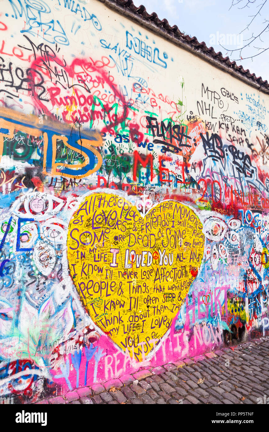 L'iconico John Lennon Wall Memorial nel Quartiere Piccolo, Praga, Repubblica ceca coperti con omaggio colorati graffiti, dipinti e disegni Foto Stock