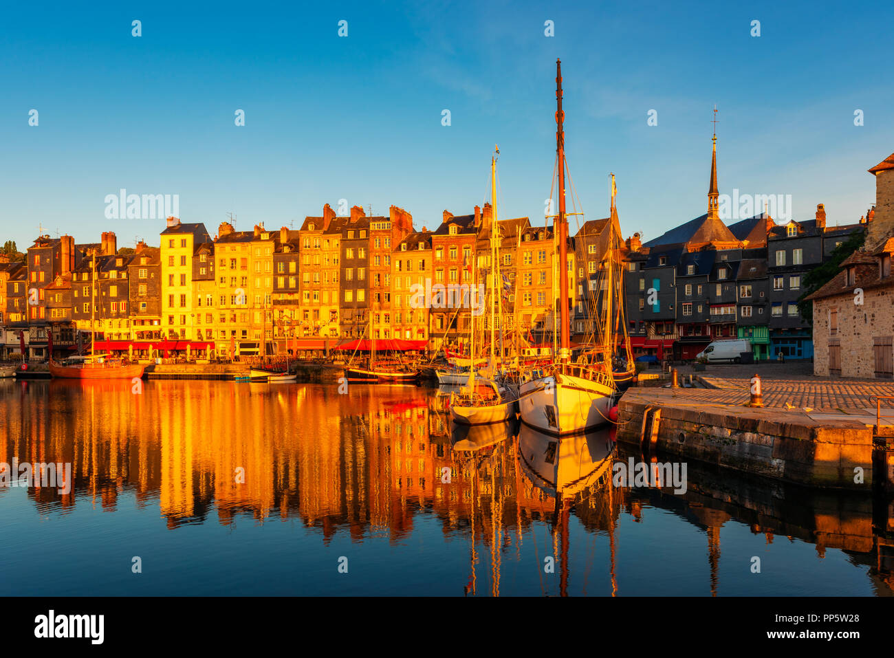 Porto di Honfleur Normandia Francia presso Sunrise Foto Stock