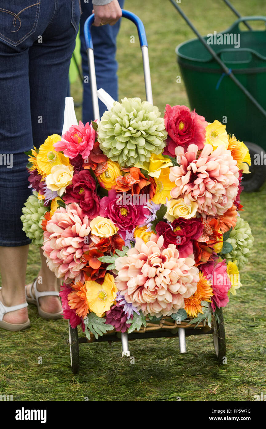Motivi floreali colorati carrello della spesa ad RHS molla Malvern flower show. Foto Stock