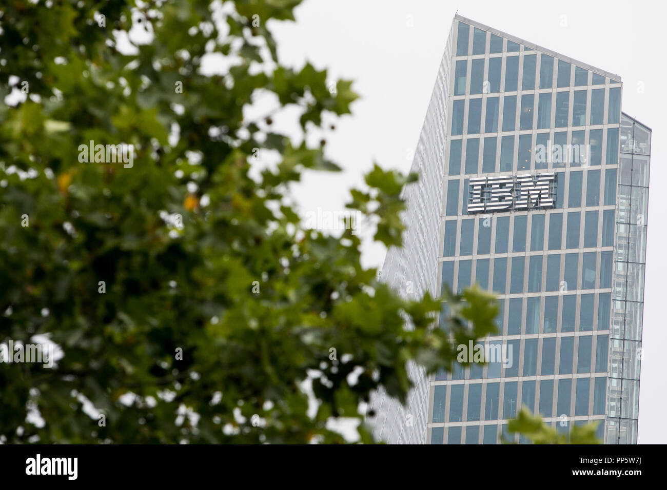 Un segno del logo al di fuori di una struttura occupata da IBM a Monaco di Baviera, Germania, il 31 agosto 2018. Foto Stock